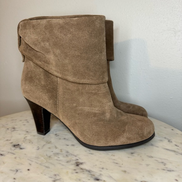 BCBGeneration Booties Size 6M Suede
Heels shoes - Picture 1 of 7